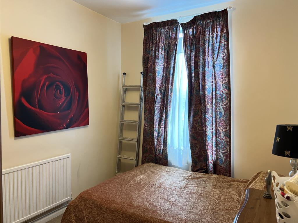 Lot: 51 - FIRST FLOOR MAISONETTE - Bedroom with painted magnolia walls